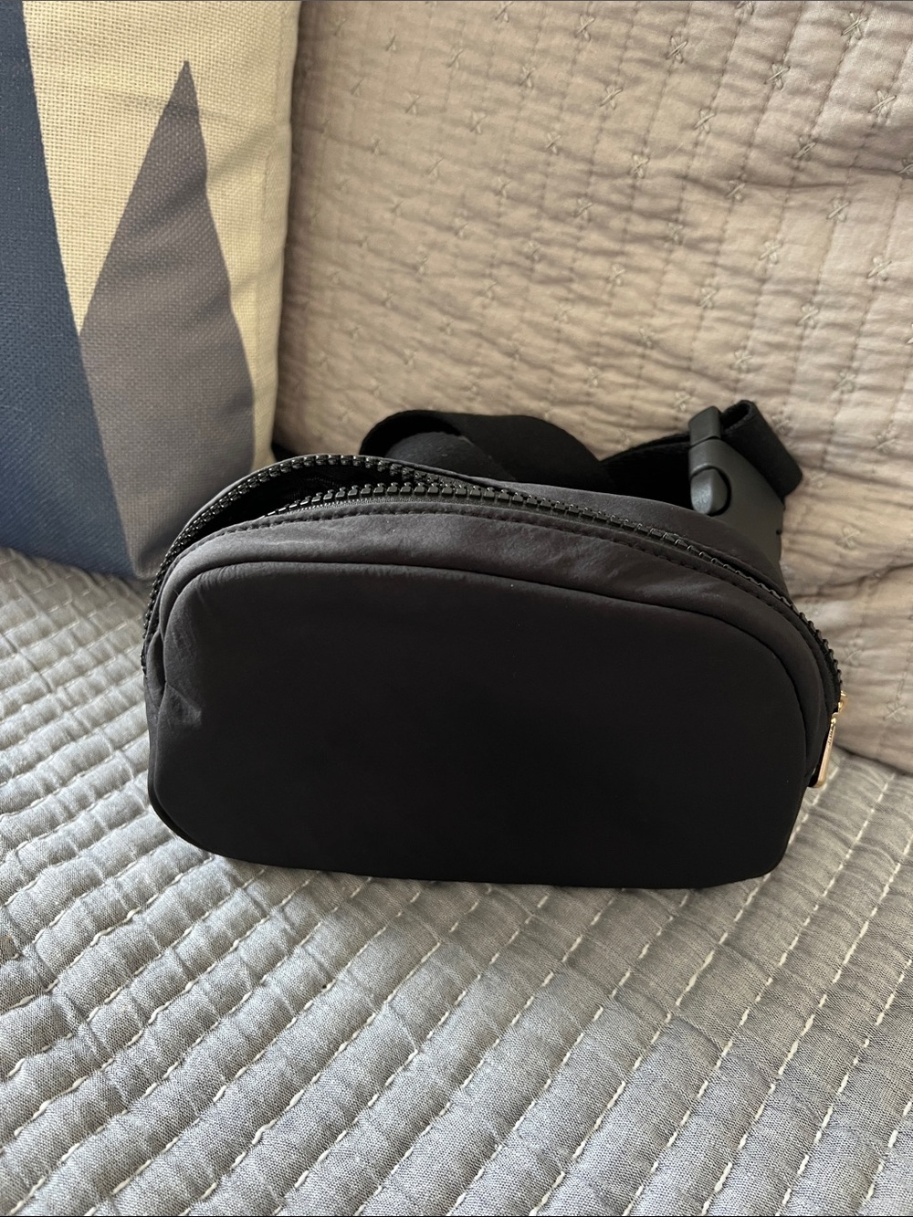 Universal Thread Black Sling Waist Bag Fanny Pack